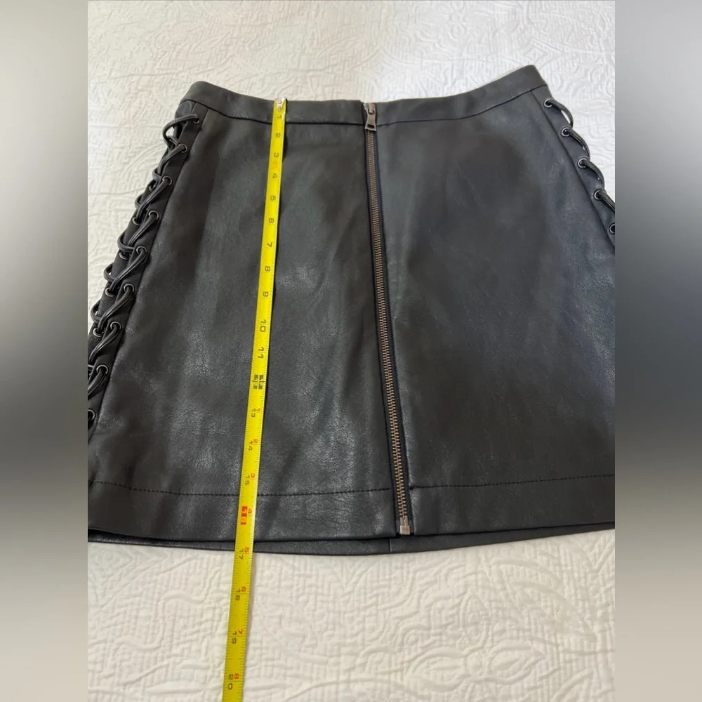 BCBG MAXAZRIA BLACK FAUX LEATHER SIDE LACE UP MINI SKIRT‎ SZ SMALL Y2K